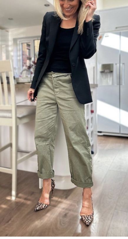 Kakis Pants Outfit, Olive Green Jeans Outfit, Green Jeans Outfit, Olive Pants Outfit, Green Slacks, Cali Summer, Grey Sweater Outfit, Olive Green Jeans, Outfits Primavera