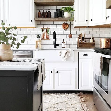 Beautiful black and white boho kitchen with subway tile and floating shelves.  #kitchen #boho #bohome #subwaytile #homedecor Black Grout Kitchen, Farm Kitchen Ideas, Wyoming House, Closet Interior, Kitchen Lighting Design, Floating Shelves Living Room, Black Grout, Floating Shelves Kitchen, Cookies Baking