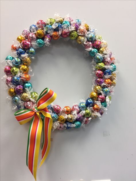 Lindt Chocolate Wreath Wrap foil around a wire wreath frame and use a glue gun to attach truffles; this took 95 truffles to make. Sunflower Wreath Diy, Snake Birthday, Easter Tops, Styrofoam Art, Chocolate Crafts, Candy Wreath, Lindt Chocolate, Chocolate Flowers, Wire Wreath Frame