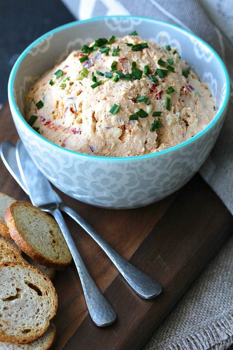 Smoked gouda cheese spread Gouda Cheese Dip, Gouda Recipe, Cheese Spread Recipes, Hors Doeuvres, Celery Recipes, Chili Cheese Dips, Cheese Log, Smoked Gouda Cheese, Smoked Cheese