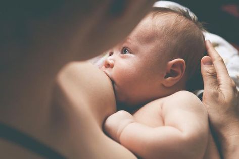 Baby Fotografie, Breastfed Baby, Nursing Baby, Family Shoot, Newborn Shoot, Nursing Mom, Breastfeeding Tips, Newborn Baby Photography, Lifestyle Newborn