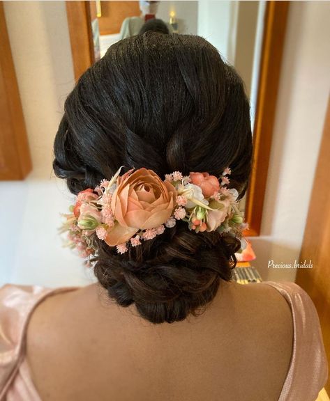 Traditional Messy Bun Hairstyle Indian, Floral Hairstyles Indian, Flower Bun Hairstyle, Ceremony Hairstyles, Reception Hairstyle, Indian Bun Hairstyles, Bun Hairdo, Engagement Hair, Hair Stail