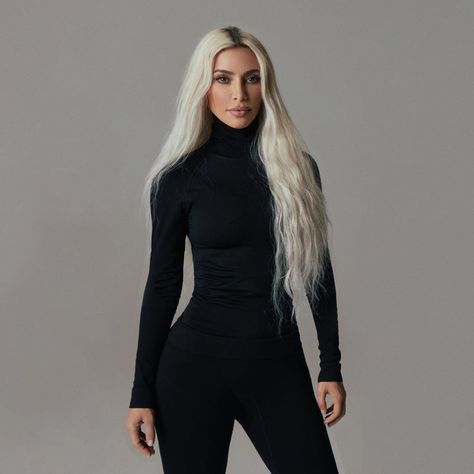 Kim Kardashian Long Hair, Kim K Blonde, Kim Kardashian Photoshoot, Kim Kardashian Blonde, Kim Kardashian Family, Kim Kardashian Makeup, Kim K Style, Kardashian Family, Snow Bunnies