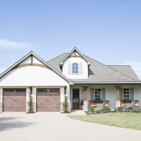 Chip and Joanna Gaines Build House from the Ground Up Fixer Upper Season 5, Americana House, Green Shutters, Chip And Jo, Hgtv Fixer Upper, Rustic Modern Kitchen, Chip And Joanna Gaines, Dream House Rooms, Up House