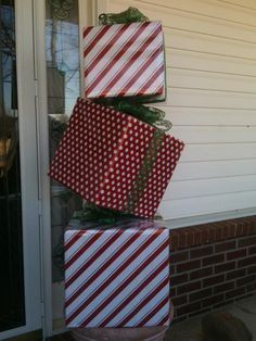 Easy Outside Christmas Decorations, Christmas Box Decor, Christmas Present Decor, Christmas Outdoor Decor Ideas, Present Decorations, Christmas Boxes Decoration, Christmas Present Decoration, Present Decor, Outdoor Christmas Diy