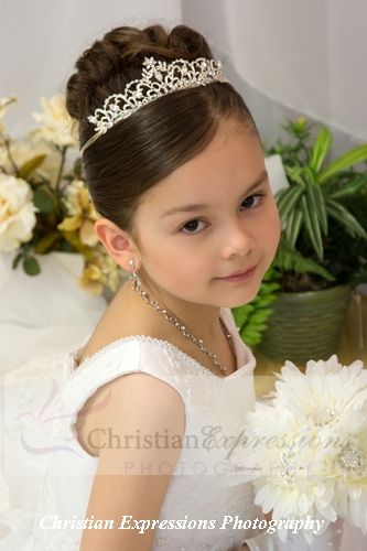 Toddler Hair Dos, First Holy Communion Dresses, Communion Hair, First Communion Hairstyles, Short Black Haircuts, Girls Updo, Communion Hairstyles, First Communion Veils, Communion Veils