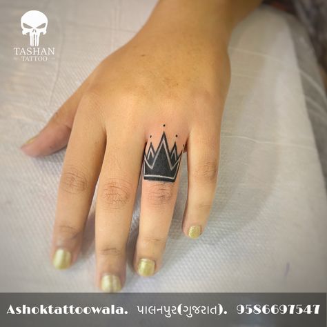 Cover Up For Finger Tattoos, Crown Tattoos For Women On Finger, Crown Cover Up Tattoo, Coverup Finger Tattoo, Cover Up Finger Tattoos For Women, Finger Tattoos Crown, Finger Coverup Tattoo, Finger Tattoo Coverup, Finger Tattoos Cover Up