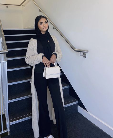 Hijabi Elegant Outfits, Hijab School Outfit, Hijab Outfit School, Winter Modest Fashion, Winter Trendy Outfits, Trendy Outfits For School, Fall Trendy Outfits, Trendy Outfits Fall, Trendy Outfits 2022