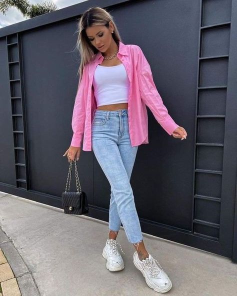 Discover Spring 2024's Chic Fashion Trends, Colors, and Prints Pink Shirt Outfit, Blouse 2023, Look Rose, Color Trends Fashion, Tops Blouse, Causual Outfits, Casual Tops For Women, Tshirt Outfits, White Shirts