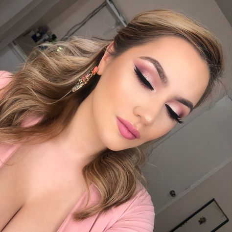 Pale Pink Dress Makeup, Makeup Looks For Peach Dress, Dusty Rose Makeup Look Wedding, Light Pink Dress Makeup Look, Pink Bridal Eye Makeup, Maquillaje Baby Shower Mama, Pink Wedding Makeup Brides, Pink Bridal Makeup Looks, Light Pink Makeup Looks