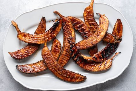 Grilled bananas are delicious, especially with ice cream and a perfect way to indulge in something decadently sweet that still has nutritional value. Vegan Cookout, Vegetarian Grilling Recipes, Grilled Bananas, Vegetarian Grilling, Bbq Desserts, Grilled Fruit, Bananas Foster, Banana Dessert, Cinnamon Banana