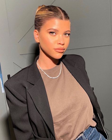 Sofia Richie Hair, Sophia Richie Outfits, Sophia Richie, Neat Casual Outfits, Sleek Bun, Bun Tutorial, Bun Hairstyle, Sofia Richie, Glowing Makeup