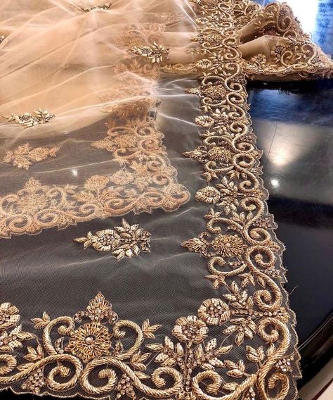 Zari Work Embroidery Saree, Aar Work Embroidery, Zardosi Embroidery Dupatta, Handwork Dupatta Design, Hand Work Saree Design, Zardosi Embroidery Suits, Dabka Work Embroidery Suits, Zari Work Embroidery Design, Dupatta Hand Embroidery