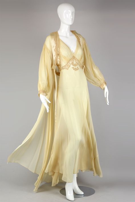 Long outer garment for women which is frequently sheer and made of chiffon or other translucent fabrics. The word comes from French "peigner", to comb the hair, describing a garment worn while brushing one's hair, originally referring to a dressing gown or bathrobe. 1920 Sleepwear, 1920 Nightgown, Historical Nightgowns, 1920s Sleepwear, Medieval Sleepwear, 1920s Loungewear, Royal Nightgown, 1920s Nightgown, Medieval Nightgown