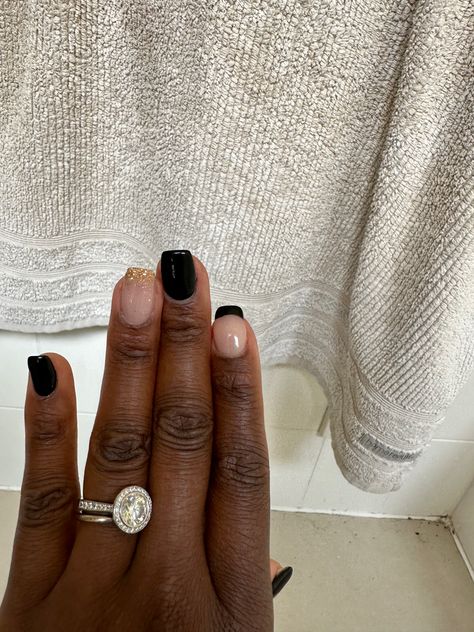 Black and Gold Nails Pedicure Ideas Black, Black And Gold Nails Short, New Years Gel Nails, Gold Nails Short, Nails Black And Gold, Black And Gold Nails, Golden Bday, New Year Nails, Gel Toe Nails