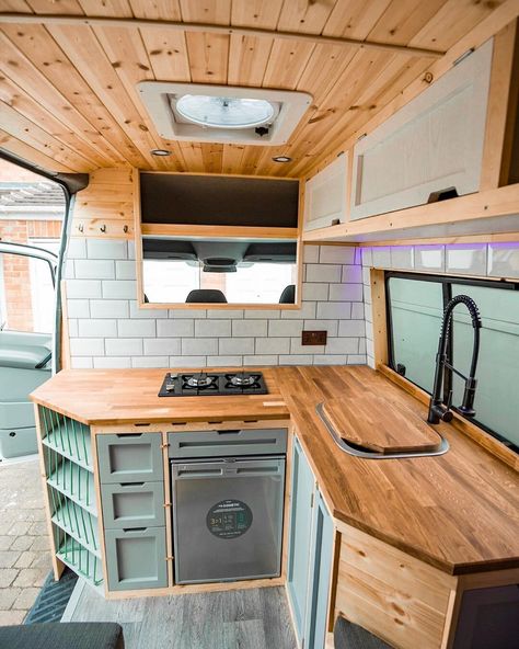 Kombi Food Truck, Caravan Vintage, Converted Vans, Kombi Motorhome, Bus Living, Kombi Home, Van Conversion Interior, Campervan Life, Build A Camper Van