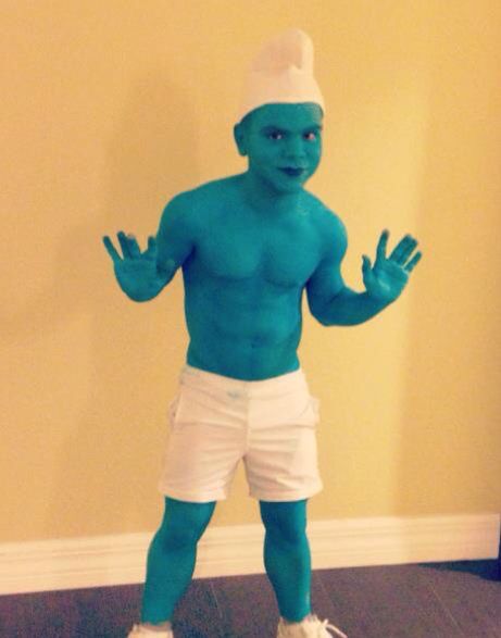 Little person smurf Blue Man Group, Tall Guys, Blue Man, Dinosaur Stuffed Animal, On Twitter, Memes, Funny, Twitter, Blue