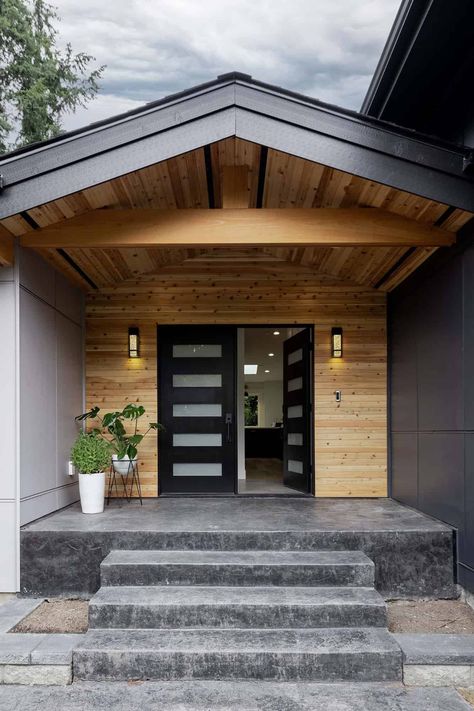 House Tour: A tri-level home in Seattle gets an extraordinary renovation Tri Level Remodel Exterior, Tri Level House Interior Remodel, Split Level Home Exterior, Tri Level Remodel, Black Home Exterior, Tri Level House, Split Level Remodel Exterior, Split Level Exterior, Bi Level Homes