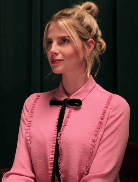 Astrid Sloan in a Fernweh blouse on The Politician season 1 The Politician Outfits, Astrid Sloan, Estilo Gossip Girl, The Politician, Lucy Boynton, Cher Horowitz, Rose Byrne, January Jones, Gloria Steinem