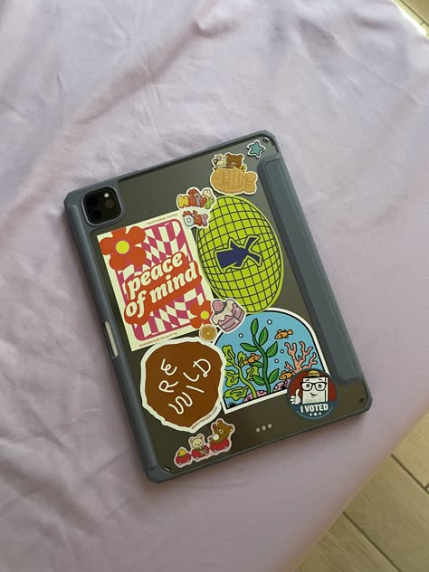 Ipad With Stickers, I Pad Case Aesthetic, Ipad Stickers Aesthetic, Ipad Case With Stickers, Ipad Stickers Case, Ipad Case Stickers Ideas, I Pad Aesthetic, Ipad Decorations Sticker, Ipad For College