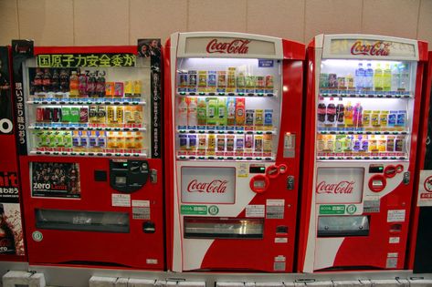 Japanese Vending Machines Japan Vending Machine, Japanese Vending Machines, Beer Machine, Vending Machine Design, Asian Things, All About Japan, Hot Water Dispensers, Machine Photo, Train System