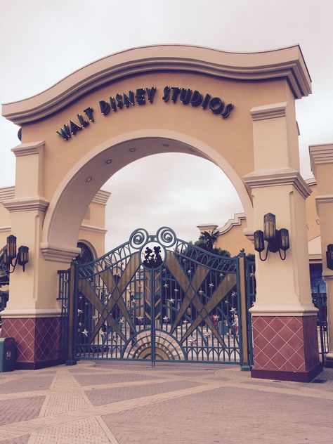 Village Entrance Gate Design, College Gate Design, Big Gates Entrance, School Gate Design, Disney Studios Paris, Temple Entrance, School Gate, Zoo Architecture, 2bhk House Plan