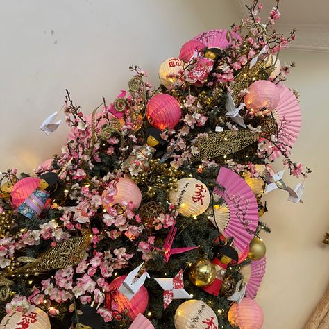 Oriental themed Christmas Tree. Japanese and Chinese inspired. All ornaments were handmade. From origami to lanterns. Japanese Christmas Tree, Japanese Christmas, Christmas Tree Themes, Lanterns, Origami, Christmas Wreaths, Christmas Tree, Holiday Decor, Christmas