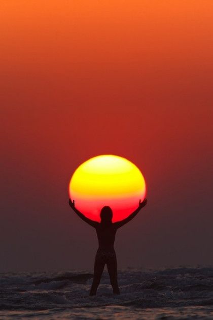 The man is holding the sun. Foto Tips, Beach Photos, Beautiful Photography, Beach Photography, Sunrise Sunset, Beach Pictures, Creative Photography, Amazing Photography, Beautiful Photo