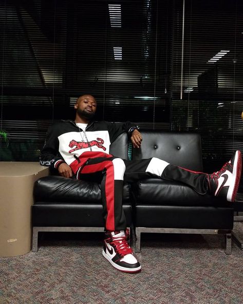 The 3 Stages of Finals 🤨⚫😁⚪😩🔴 I'm finally finished with all of them!💯 #finalsweek #finals #finalsweekgotmelike #jordan1bloodline #jordan1s… Jordan 1 Bloodline, Jordans Nike, Jordan 1s, Finals Week, Streetstyle Fashion, Style Streetwear, Sneaker Head, The 3, Jordan 1