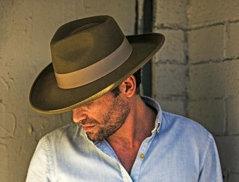 Here Are the 8 Best Summer Hats Guys Can’t Live Without Mens Wide Brim Hat, Fedora Hat Outfits, Mens Summer Hats, Popular Hats, Outback Hat, Pork Pie Hat, Mens Fedora, Mens Hats Fashion, Felt Cowboy Hats