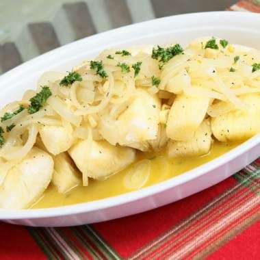 Cómo hacer yuca al mojo de ajo    - Diario La Prensa Panamenian Recipes, Yuca Al Mojo, Yuca Recipes, Cassava Recipe, Puerto Rican Recipes, Cuban Recipes, Latin Food, Easy Dinner, Macaroni And Cheese