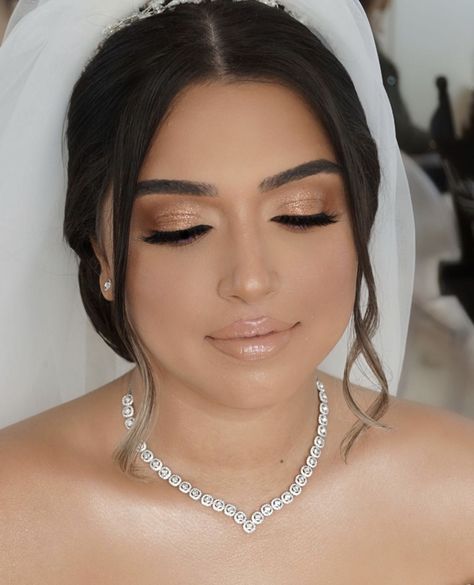 Glowy dewy makeup. Wedding makeup ideas. Natural makeup for brides. Sparkly eyes. Bronze skin. Bridal makeup Natural Make Up For Quinceanera, Make Up For Sparkly Dress, Makeup Inspo For Gold Dress, Simple Glam Bride Makeup, Subtle Quince Makeup, Natural 15 Makeup, Natural 15 Makeup Looks, Soft Glam Sweet 16 Makeup, Prom Makeup Bronze