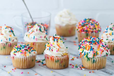 Funfetti cupcakes! Easy to make funfetti recipe that’s bursting with sprinkles! Cupcakes For Two, Funfetti Cupcake Recipe, Vegan Vanilla Cupcakes, Cupcake Photography, Confetti Cupcakes, Funfetti Cupcakes, Vanilla Cupcake Recipe, Dessert Photography, Funfetti Cake