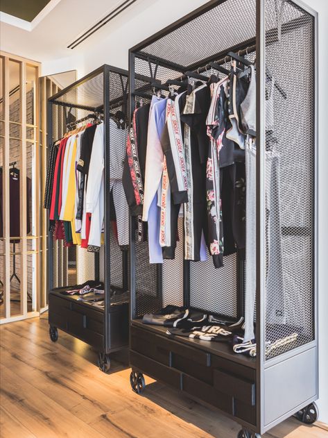 Fabricamos a Medida todo tipo de Percheros en Madera o Metal. Diseñamos el mobiliario para tu local. Closet Tipo Industrial, Ideas Closet, Store Design Boutique, Hanging Furniture, Closet Wardrobe, Retail Interior, Clothing Retail, Wardrobe Closet, Industrial House