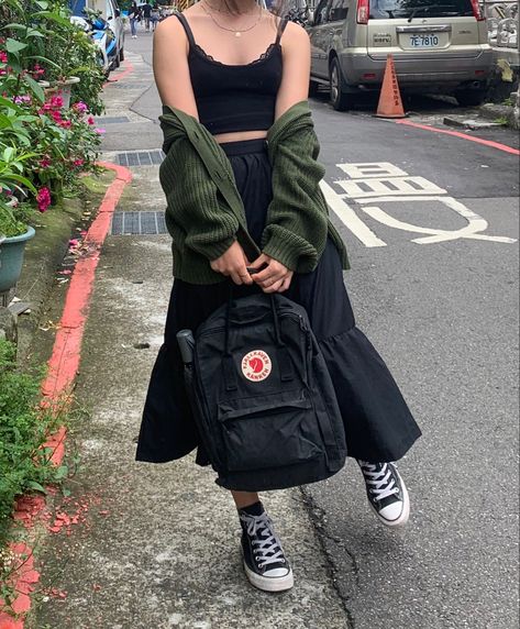 Backpack College Aesthetic, Kipling Backpack Aesthetic, Kanken Backpack Outfit, School Backpack Outfit, Bagpack Outfit Style, Black Backpack Outfit, Kanken Backpack Aesthetic, Kanken Aesthetic, Black Chicks