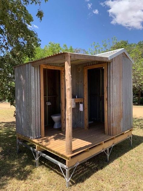 تصميم دورة مياه, Outhouse Bathroom, Outside Showers, Out Houses, Outdoor Shower Diy, Outdoor Bathroom Design, Outdoor Toilet, Outdoor Bath, Furniture Table