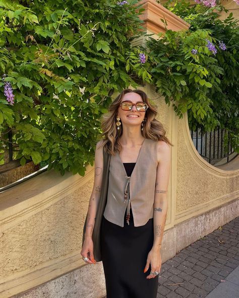 Chloe Hayward on Instagram: “Very very happy in Rome” Vest Shirt Outfits For Women, Chloe Hayward Outfits, Vintage Hipster Outfits, Chloe Hayward, Office Fits, Instagram London, London Look, Vest Outfit, Effortless Outfit