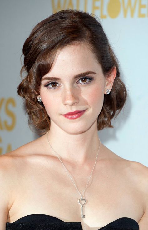 Emma Watson Style, Cute Buns, Annasophia Robb, Penteado Cabelo Curto, Zooey Deschanel, Natalie Portman, Medium Hair Cuts, Emma Stone, Emma Watson