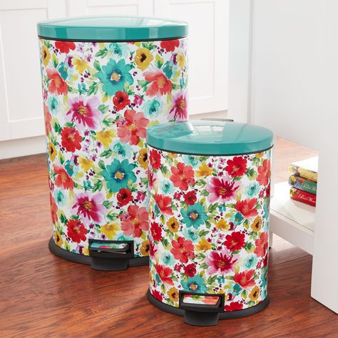 Ree Drummond's The Pioneer Woman Floral Trash Bins Make Garbage Time (Almost) Fun Pioneer Woman Kitchenware, Kitchen Garbage Can, Pioneer Woman Kitchen Decor, Kitchen Garbage, Pioneer Woman Kitchen, Kitchen Trash, Pioneer Woman Recipes, Kitchen Trash Cans, Chenille Rug