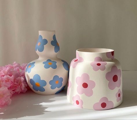 Paint Your Own Pottery Vase Ideas, Color Me Mine Vase Ideas, Ceramic Pottery Ideas Aesthetic, Easy Pottery Painting Ideas Vase, Color Me Mine Vase, Pottery Designs Aesthetic, Cute Vase Painting Ideas, Aesthetic Pottery Painting Ideas, Pottery Painting Inspo Mug