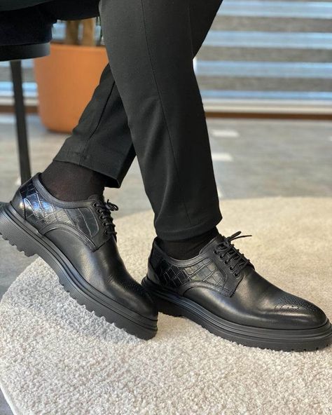 Elevate your style effortlessly with our black derby shoes crafted from 100% leather and featuring an Eva sole. Quality and sophistication in every step. 👞🔥 Don’t miss free worldwide shipping. Shop now at Holloshoe.com Black Loafers Men, Mens Derby Shoes, Black Oxford Shoes, Black Oxfords, Oxford Shoes Men, Men's Loafers, Loafer Sneakers, Modern Gentleman, Black Leather Shoes