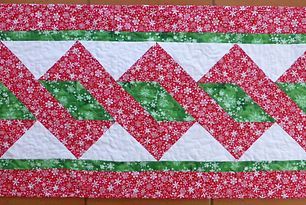 Pole Twist Table Runner-Free Tutorial uploaded Creative Quilting, Christmas Table Runner Pattern, Table Runner Tutorial, Quilting 101, Runner Pattern, Christmas Quilting, Stitching Patterns, Start Sewing, Quilted Table Runners Patterns