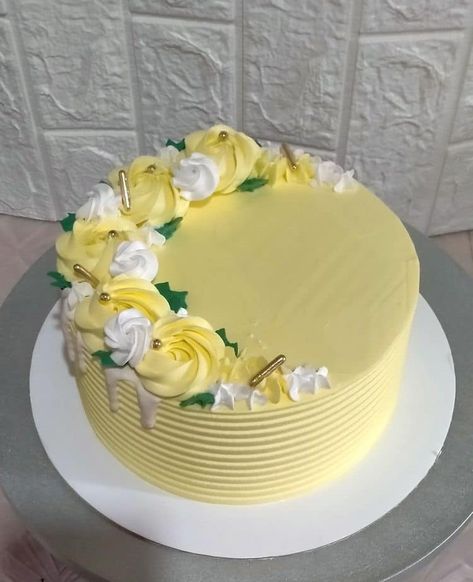 Simple Cake Ideas For Women, Birthday Cake Woman Simple, Cake Simple Designs Birthday, Simple Cute Birthday Cake For Women, Simple Cake For Women, Classic Birthday Cake Design, Fondant Cake Designs Ideas For Women, Women's Birthday Cake, Cake Ideas For Women Birthday Simple