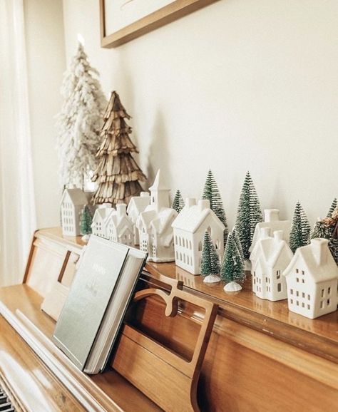 Piano Decor, Christmas Piano, Village Christmas, Christmas Decorating Ideas, Scandi Christmas, Christmas Time Is Here, Christmas Inspo, Farmhouse Christmas Decor, Décor Diy