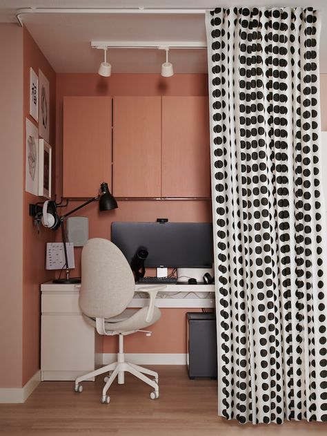 How to use curtains to divide your space - IKEA Curtain Office Divider, Ikea Office Hack, Ikea Room Divider, Ikea Kallax Shelving, Office Curtains, Hidden Desk, Curtain Divider, Open Plan Apartment, Smart Bedroom