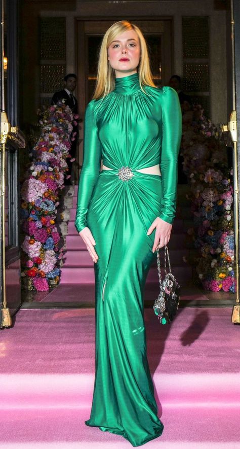 Elle Fanning Elle Fanning Red Carpet, Elle Fanning Style, Dress Emerald Green, Instagram New York, Gowns Dresses Elegant, Backless Maxi Dress, Moda Paris, Maxi Slip Dress, Backless Maxi Dresses