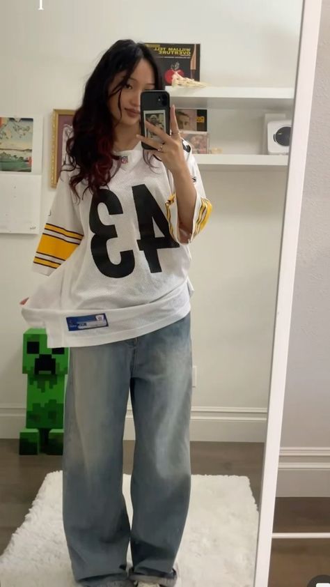 Jersey Baggy Jeans Outfit, Outfit Inspo Baggy Pants, Baggy Jeans And Jersey Outfit, Baggy Pants Baggy Shirt Outfit, Jersey And Baggy Jeans Outfit, Baggy Jersey Outfit Women, Baggy Jeans Inspo Outfit, Jersey Outfit With Jeans, Styling A Baggy Shirt