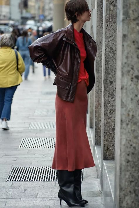 Midi Red Skirt Outfit, Long Red Skirt Outfit, Red Skirt Outfits, Madrid Outfits, Suede Midi Skirt, Red Long Skirt, 2025 Style, Rok Midi, Red Midi Skirt