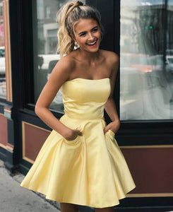 Basic Prom Dresses Short, Yellow Short Formal Dress, Semi Formal Dresses Yellow, Light Yellow Short Dress, Homecoming Dress Yellow, Graduation Dress Outfit Ideas, Light Yellow Hoco Dress, Short Grad Dresses, Grade 8 Grad Dresses Short