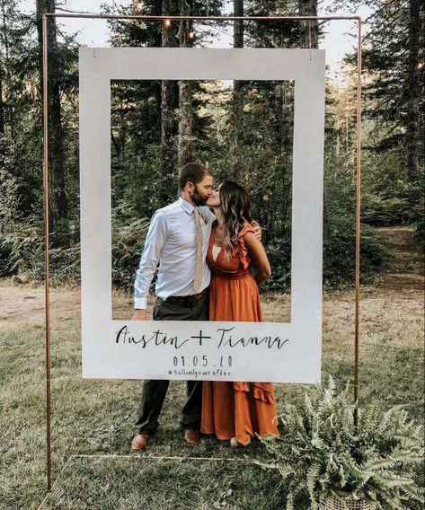 Photo Entrance Wedding, Polaroid Frame Wedding, Wedding Picture Area, Wedding Photo Ops For Guests, Photo Area For Wedding, Photobooth Wedding Ideas, Simple Engagement Decorations At Home, Wedding Photobooth Ideas, Background Photobooth